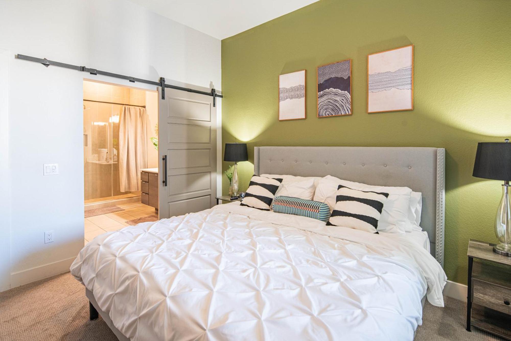 Walk Score 81-shopping District-king Bed-parking - G4004