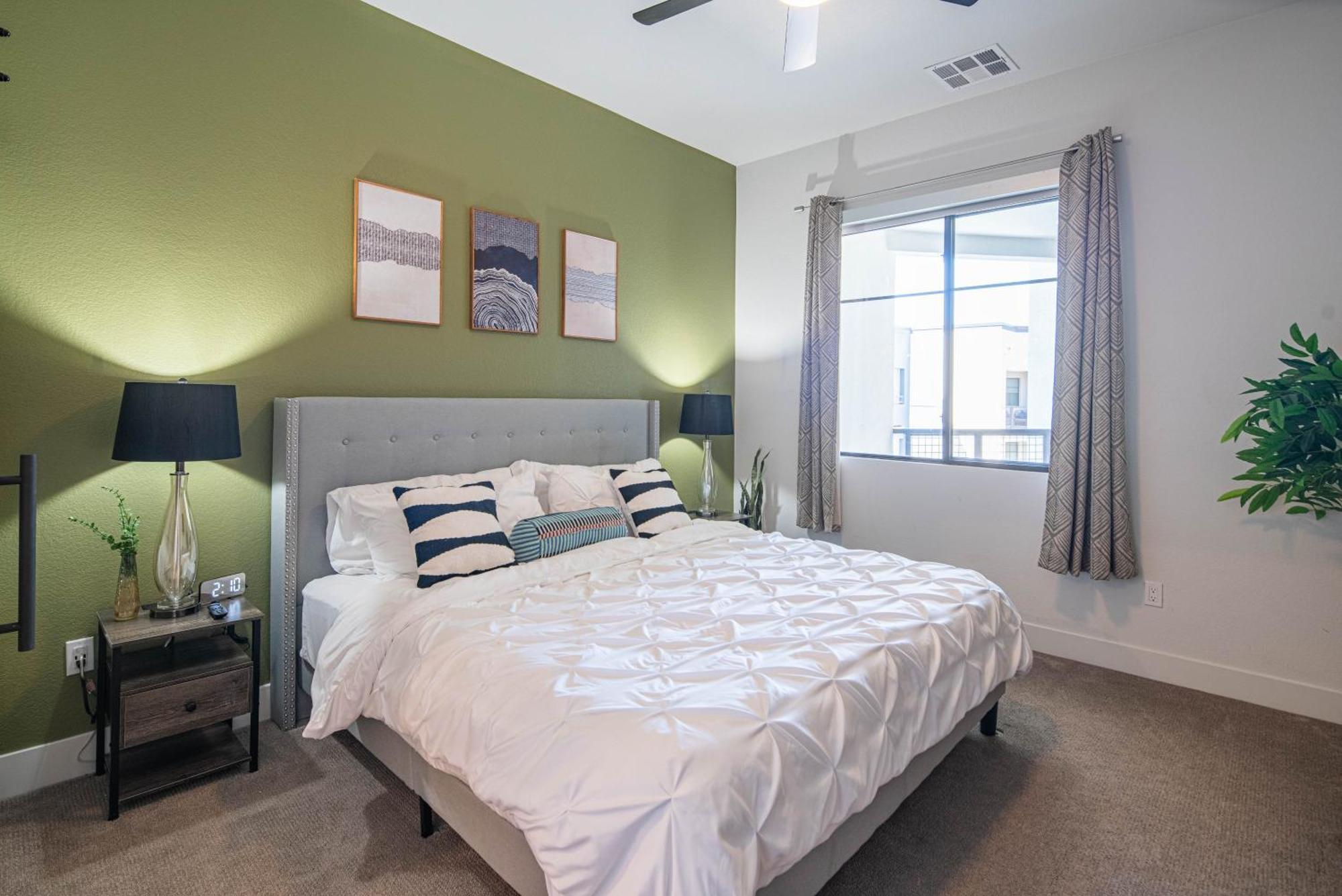 Apartment Walk Score 81-shopping District-king Bed-parking - G4004