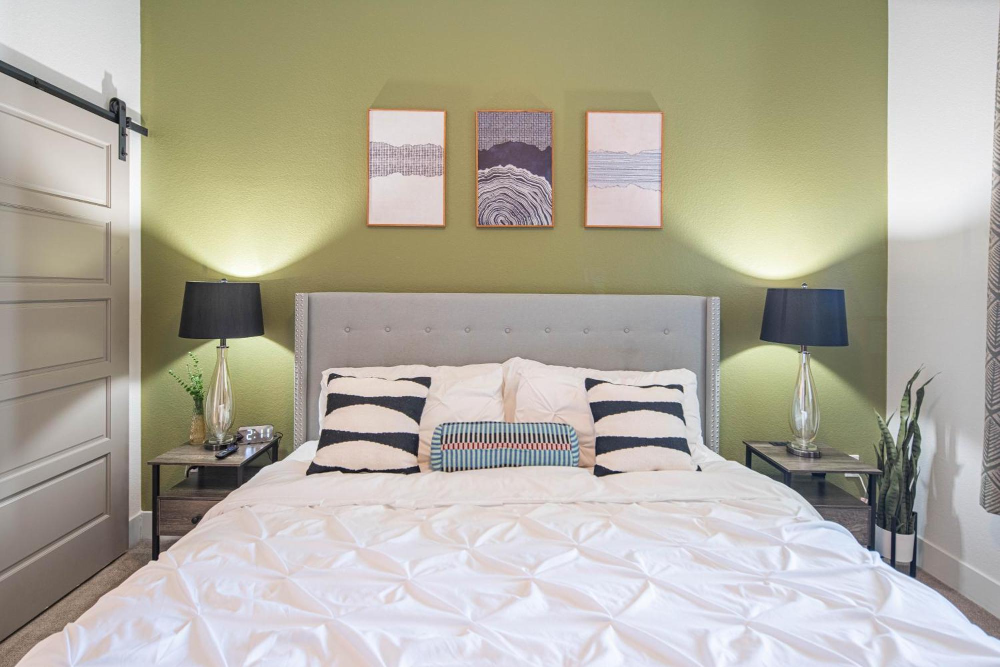 Walk Score 81-shopping District-king Bed-parking - G4004 Apartment Scottsdale