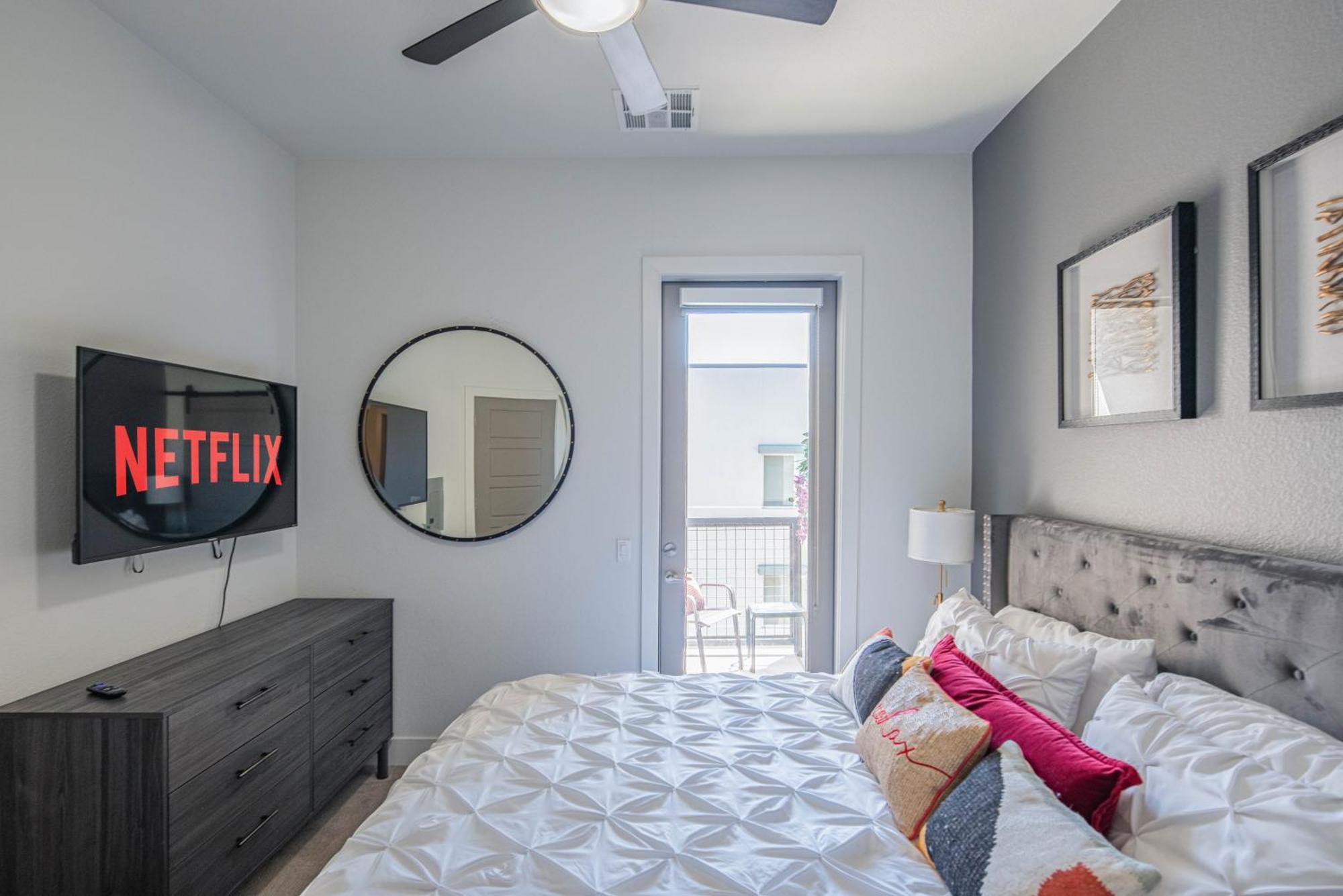 Private Rooftop Terrance-walk Score 81-shopping District-king Bed-parking 4003 Apartment