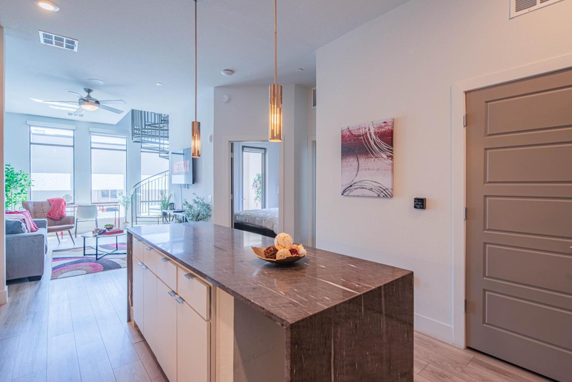 Private Rooftop Terrance-walk Score 81-shopping District-king Bed-parking 4003 Apartment