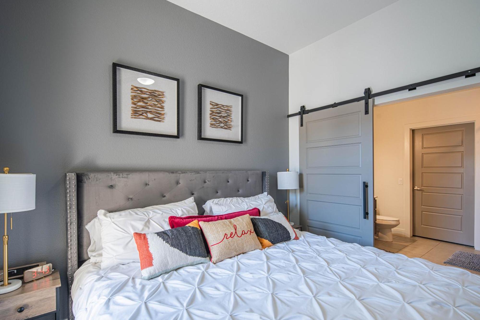 Apartment Private Rooftop Terrance-walk Score 81-shopping District-king Bed-parking 4003