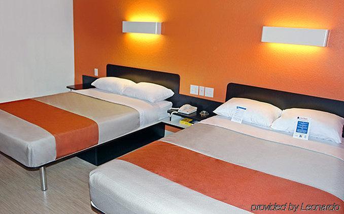 Hotel 6 Old Town Fashion Square