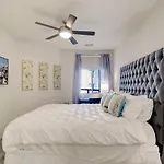 Exquisite Home-Walk Score 81-Shopping District-King Bed-Parking -G3021