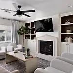South Scottsdale W/ Chef\'S Kitchen & Golf Nearby!!