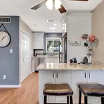 Renovated Quiet Single-Story, Minutes To Old Town, Pool Outside The Door