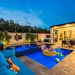 Luxury Villa 5Mins To Old Town W Pool Fire Pit And Bbq