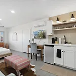 Newly Remodeled Studio Minutes From Old Town