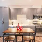 Courtyard View-Walk Score 81-Shopping District-King Bed-Parking G3043