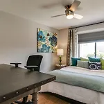 Charming & Comfy Condo In The Heart Of Old Town!