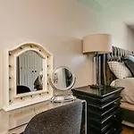Charming & Comfy Condo In The Heart Of Old Town!