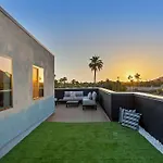 Perfect Friends Escape In Old Town Scottsdale With Resort Pool Access And Roof Deck!