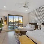 Perfect Friends Escape In Old Town Scottsdale With Resort Pool Access And Roof Deck!
