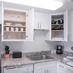 208 Fully Furnished 1Br Suite-Prime Location