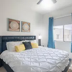Private Rooftop Terrance-Walk Score 81-Shopping District-King Bed-Parking 4021