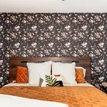 Sunshine Oasis! Heated Pool, Mini Golf, Sleeps 12