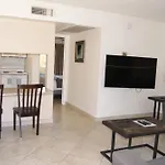 128 Fully Furnished 1Br Suite-Prime Location