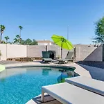 Spacious Backyard W Free Heated Pool, Tv And Bbq