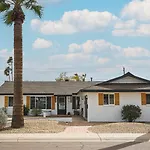 Luxury 3 Bedroom Home With Relaxing Pool
