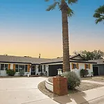 Luxury 3 Bedroom Home With Relaxing Pool