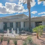 Walkout Patio-Views -Walk To Upscale Shops &Dining - 170