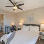 Modern 2Bd - Parking, Gym, Pool - Sleeps 8 - 5 Min Casino