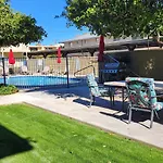 Mid Century Modern Condo Near Old Town, Pool & Bbq
