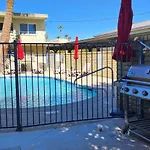 Mid Century Modern Condo Near Old Town, Pool & Bbq