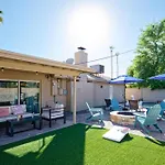 Old Town Saguaro - Private Pool, Fire Pit & Games