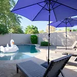 Old Town Saguaro - Private Pool, Fire Pit & Games