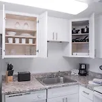 108 Fully Furnished 1Br Suite-Prime Location