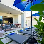 Desert Palm Luxury Space - Walk To Old Town!