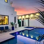 Desert Palm Luxury Space - Walk To Old Town!