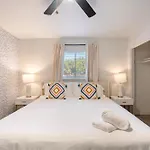 Trendy 2B2B Suite With Free Parking