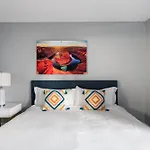 Modern 1B1B Retreat With Free Parking