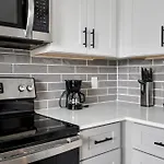 Cozy Modern 2B2B With Free Parking