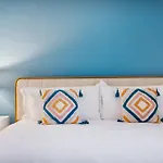 Trendy 2B1B Oasis In Old Town