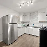 Stylish 2B1B Hideaway In Old Town