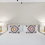Modern 1-Bedroom Escape With Free Parking