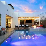 Desert Sky Luxury Pool & Spa Walk To Old Town!