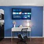 Modern 1B1B Hideaway In Old Town