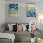 Modern 1B1B Hideaway In Old Town
