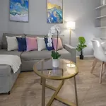 Modern 1B1B Hideaway In Old Town