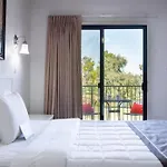 215 Fully Furnished 1Br Suite-Outdoor Pool