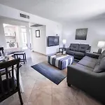 116 Fully Furnished 1Br Suite-Prime Location