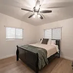 Central Old Town 2 Bedroom Apt, Gameroom & Pool