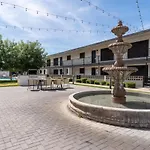 Central Old Town 2 Bedroom Apt, Gated Patio & Amenities