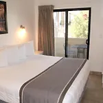 127 Fully Furnished 1Br Suite-Prime Location