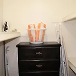 127 Fully Furnished 1Br Suite-Prime Location