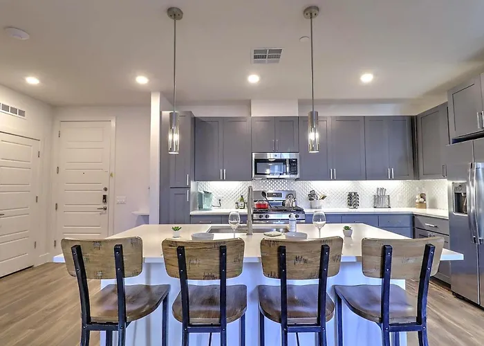 Exquisite Home-Walk Score 81-Shopping District-King Bed-Parking -G3021